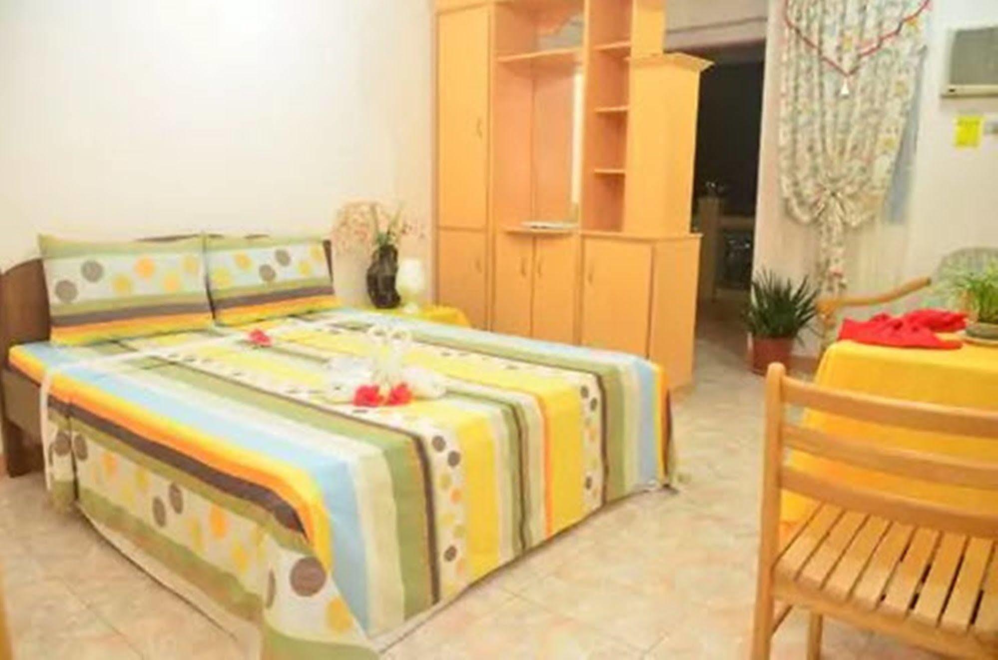 Apartelle De Francesca Puerto Galera Exterior foto